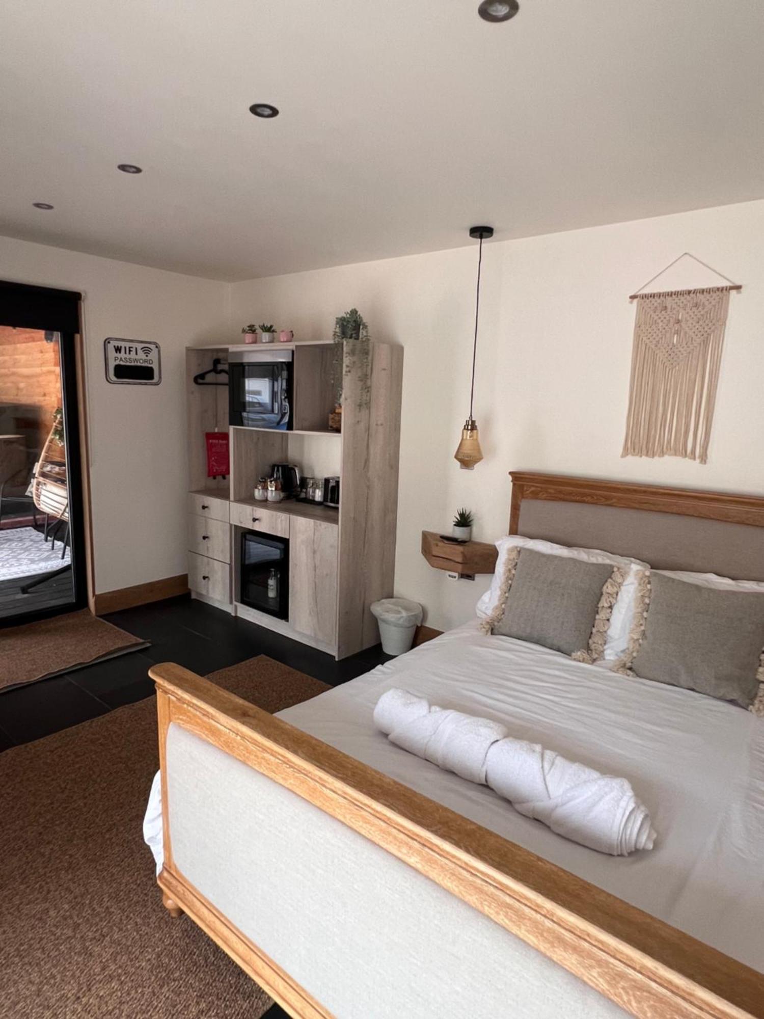 Luxury Courtyard Studio In Llangollen Exterior foto